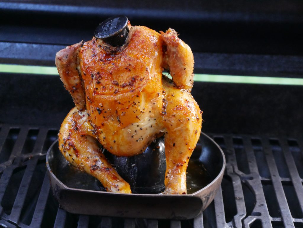 Bierhaehnchen grillen mit dem speziellen Haehnchenaufsatz auf dem Gasgrill