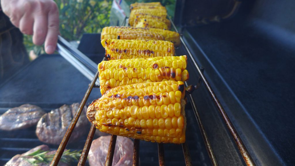 Gegrillte Maiskolben vom Grill sind eine leckere Beilage