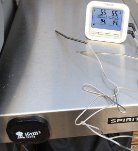 Topelek Grillthermometer einsatzbereit auf dem Weber Gasgrill