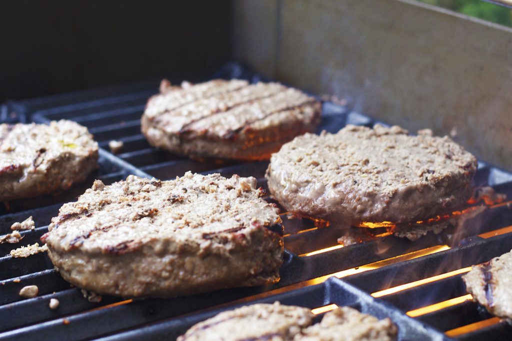 Burger Patties auf dem Grill sollen nicht auseinanderfallen und saftig bleiben