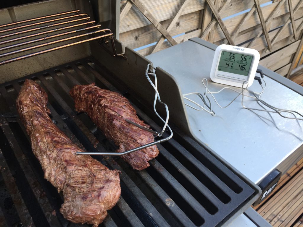 Die richtige Kerntemperatur von 55 Grad bekommt das Onglet nur mit einem Grillthermometer