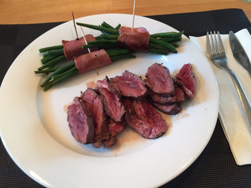 Onglet mit gruenen Bohnen im Speckmantel