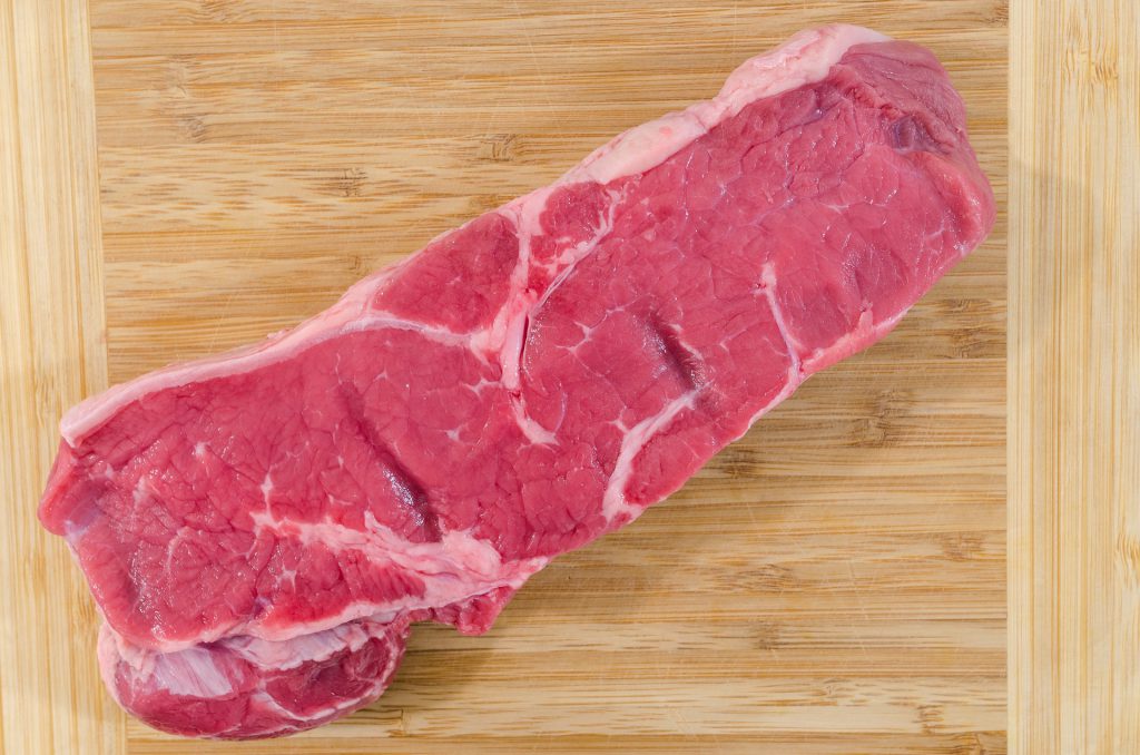 Rindfleisch fuer den Grill darf ruhig ein bisschen Fett haben
