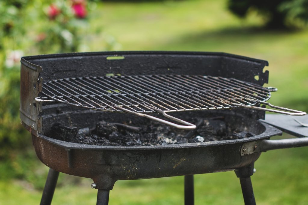 Grill reinigen Dreck Fett