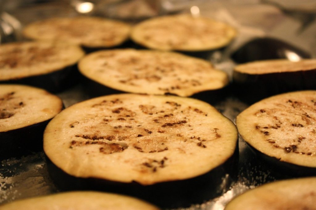 Runde Auberginenscheiben mit Salz bestreut, bevor sie auf den Grill kommen