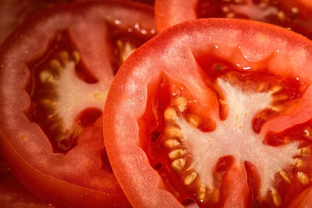 Quer aufgeschnittene rote Tomaten mit sichtbarem Kerngehäuse in Nahaufnahme