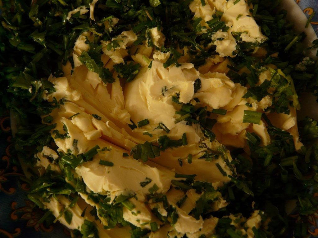 Weiche Butter mit frisch gehackten grünen Kräutern vermengt