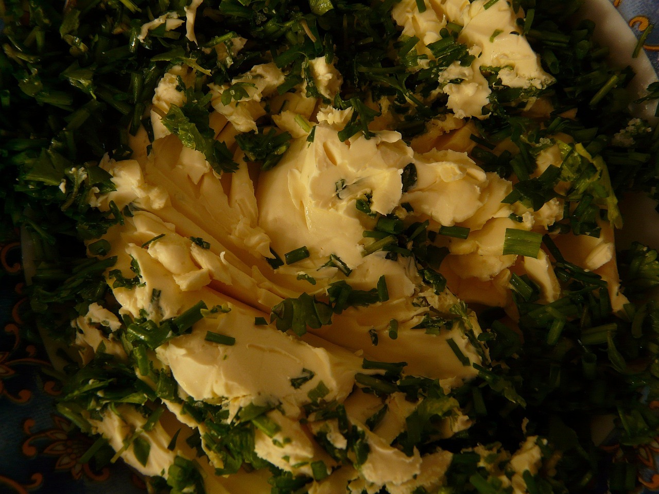 Weiche Butter mit frisch gehackten grünen Kräutern vermengt