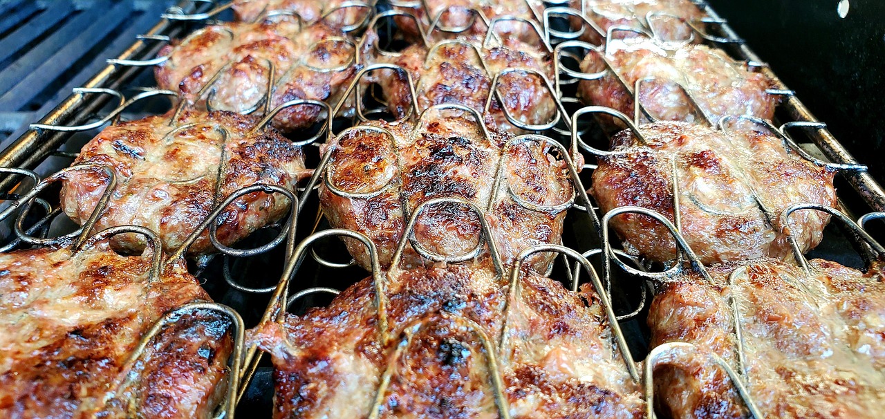 Gegrillte Fleischklößchen aus Hackfleisch in Grillhaltern auf dem Rost