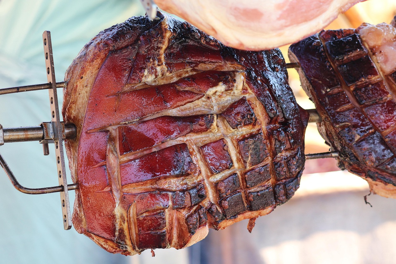 Schweinebraten mit rautenförmig eingeschnittener Schwarte am Drehspieß